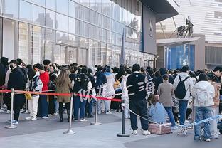 Fan hâm mộ chửi bới giá vé C - rô Trung Quốc hư cao, bỏ ra 3880 tệ mua vé ngồi khu cờ góc
